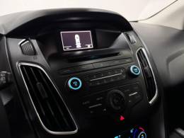 FORD - FOCUS - 2015/2016 - Branca - R$ 58.900,00