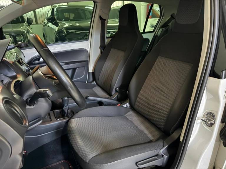 VOLKSWAGEN - UP - 2018/2018 - Branca - R$ 59.900,00