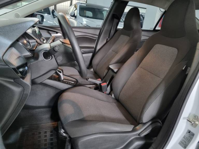 CHEVROLET - ONIX - 2022/2023 - Branca - R$ 76.900,00