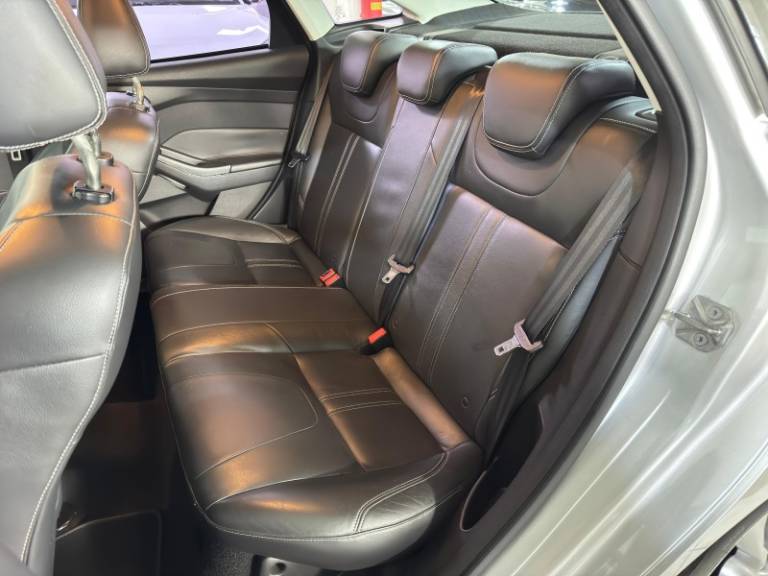 FORD - FOCUS - 2013/2014 - Prata - R$ 47.900,00