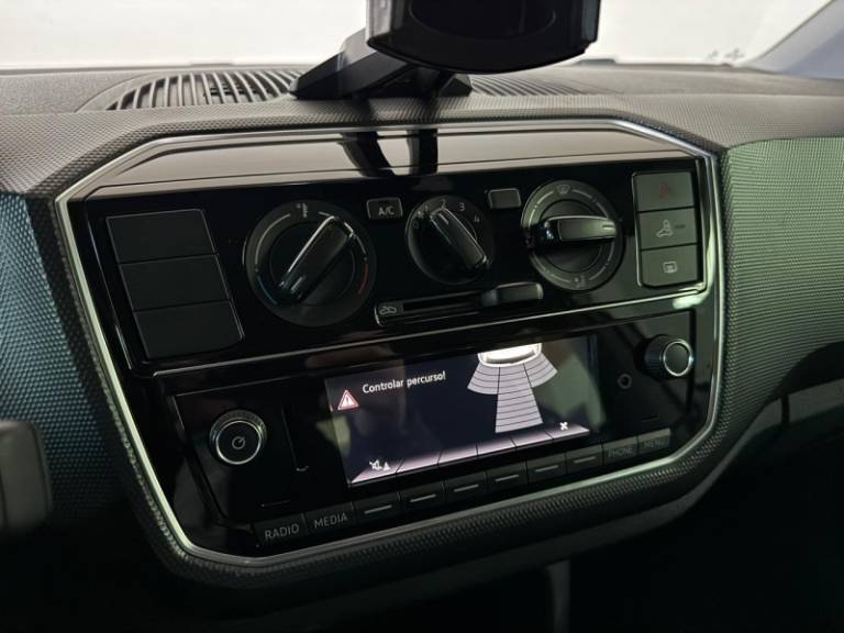 VOLKSWAGEN - UP - 2018/2018 - Branca - R$ 59.900,00