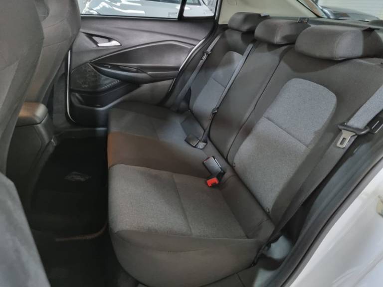 CHEVROLET - ONIX - 2022/2023 - Branca - R$ 76.900,00