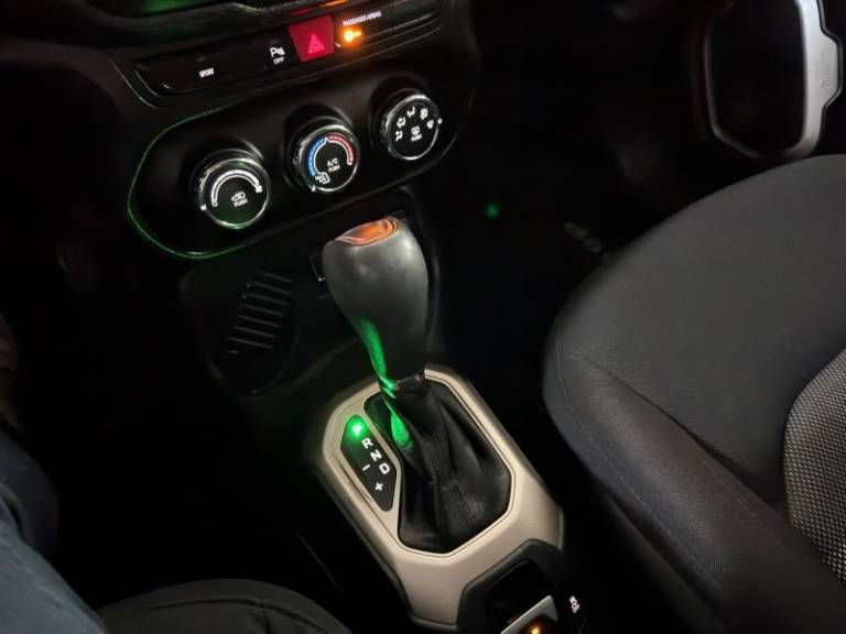 JEEP - RENEGADE - 2016/2017 - Preta - R$ 68.900,00