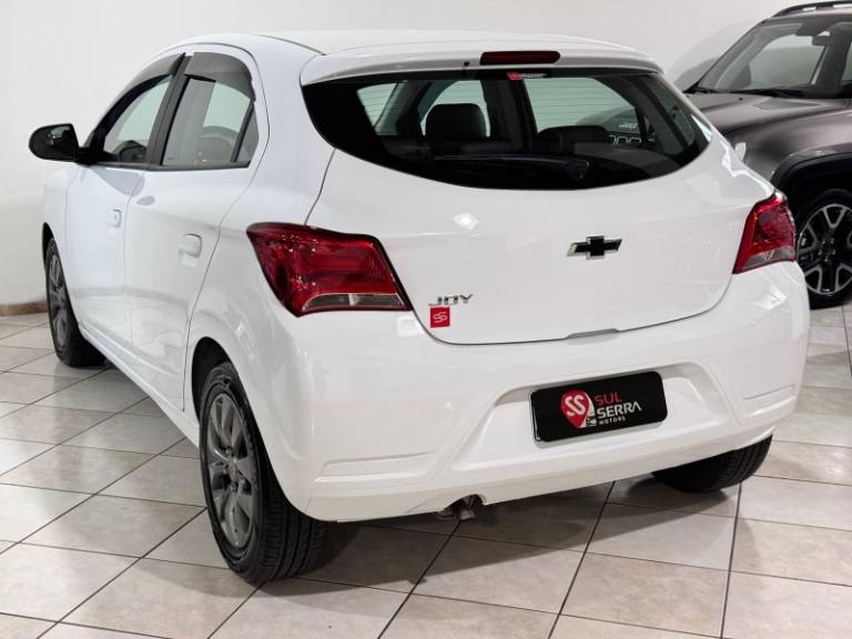 CHEVROLET - ONIX - 2020/2021 - Branca - R$ 59.900,00