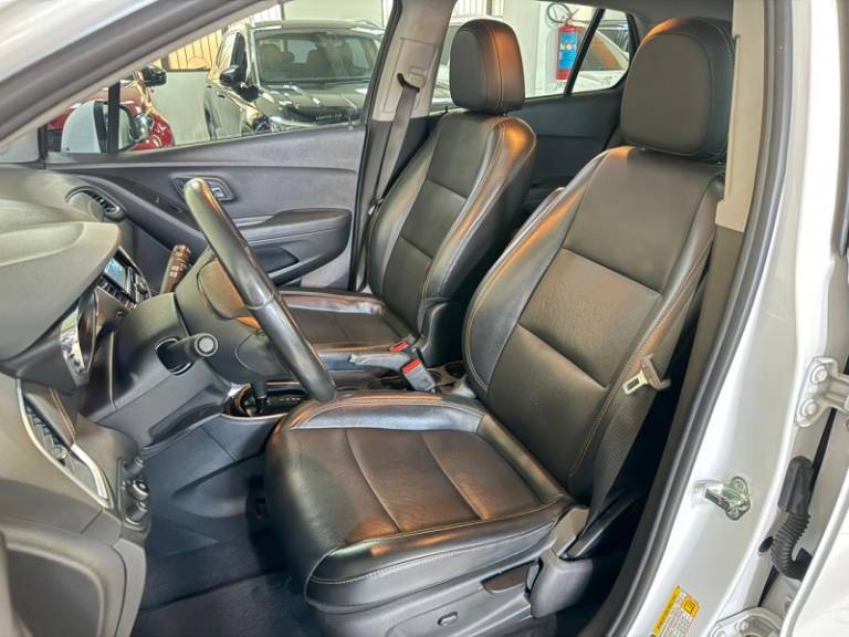 CHEVROLET - TRACKER - 2018/2019 - Branca - R$ 93.900,00