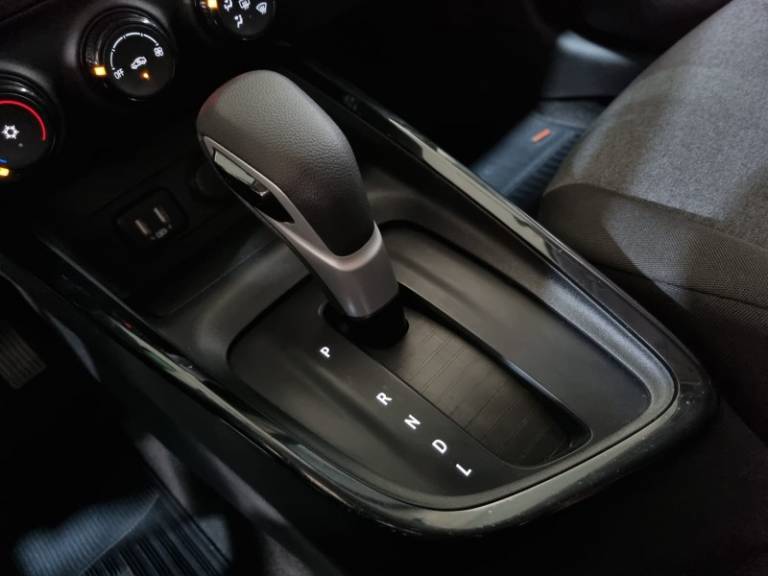 CHEVROLET - ONIX - 2022/2023 - Branca - R$ 76.900,00