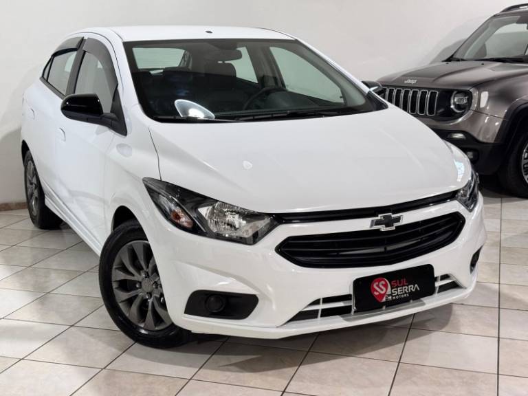CHEVROLET - ONIX - 2020/2021 - Branca - R$ 61.900,00