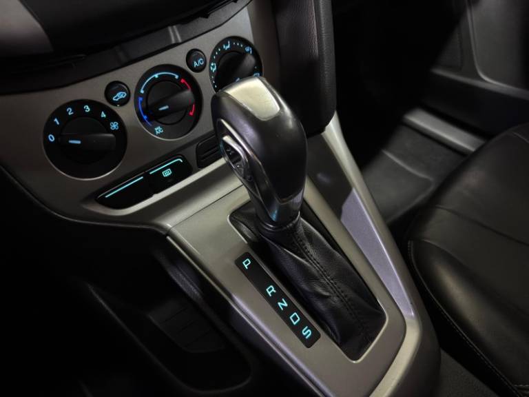 FORD - FOCUS - 2013/2014 - Prata - R$ 47.900,00