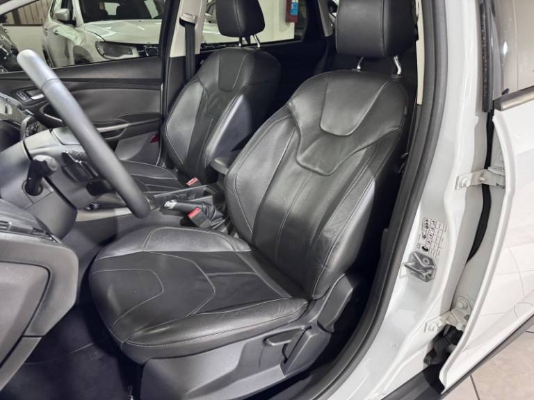 FORD - FOCUS - 2015/2016 - Branca - R$ 58.900,00