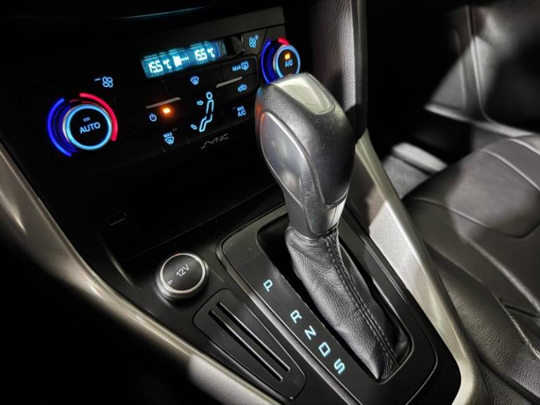 FORD - FOCUS - 2015/2016 - Branca - R$ 58.900,00