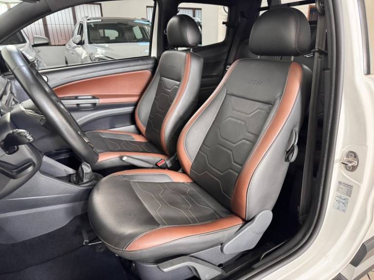 VOLKSWAGEN - SAVEIRO - 2019/2020 - Branca - R$ 84.900,00