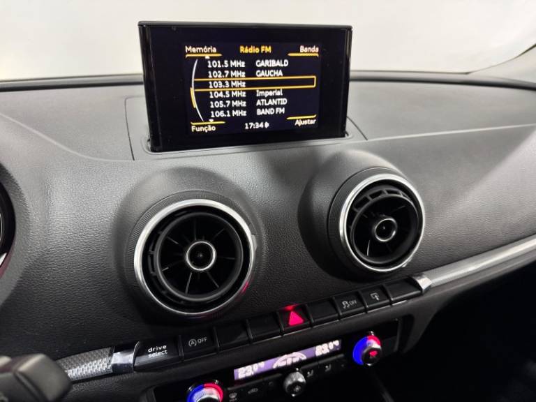 AUDI - A3 - 2015/2015 - Preta - R$ 87.900,00