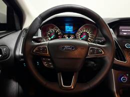 FORD - FOCUS - 2015/2016 - Branca - R$ 58.900,00