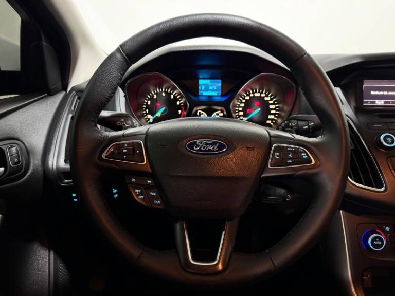 FORD - FOCUS - 2015/2016 - Branca - R$ 58.900,00