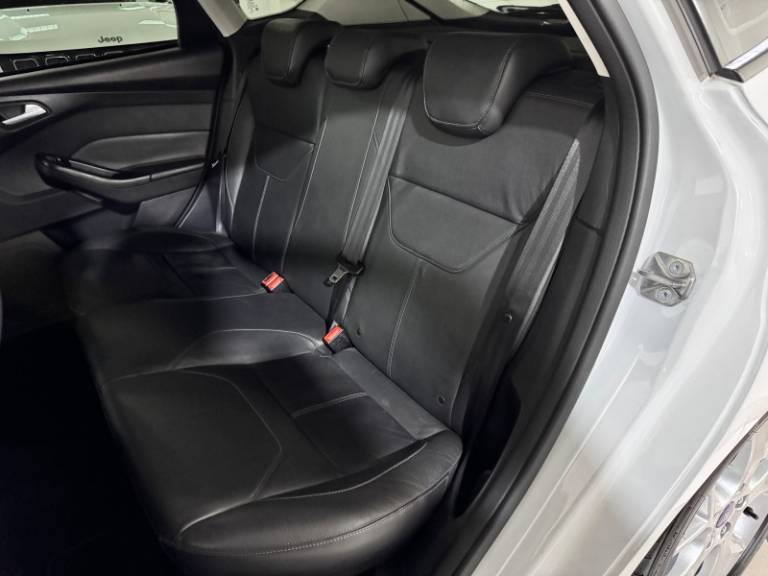 FORD - FOCUS - 2015/2016 - Branca - R$ 58.900,00