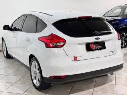 FORD - FOCUS - 2015/2016 - Branca - R$ 58.900,00