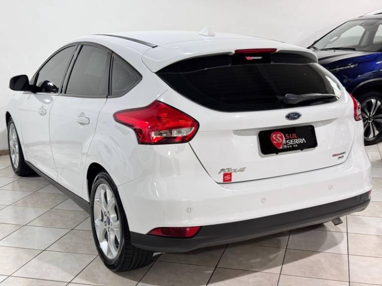 FORD - FOCUS - 2015/2016 - Branca - R$ 58.900,00