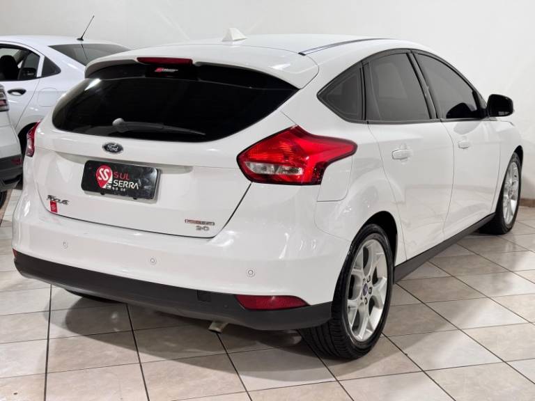 FORD - FOCUS - 2015/2016 - Branca - R$ 58.900,00