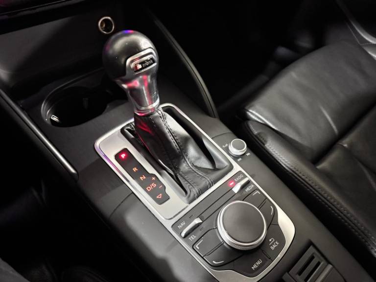 AUDI - A3 - 2015/2015 - Preta - R$ 87.900,00