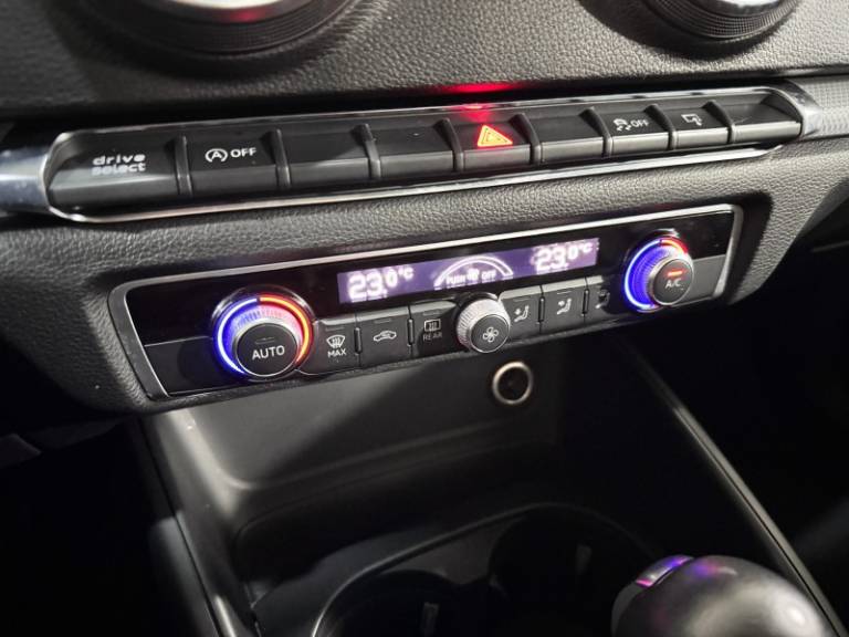 AUDI - A3 - 2015/2015 - Preta - R$ 87.900,00