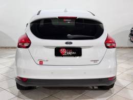 FORD - FOCUS - 2015/2016 - Branca - R$ 58.900,00