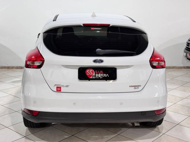 FORD - FOCUS - 2015/2016 - Branca - R$ 58.900,00